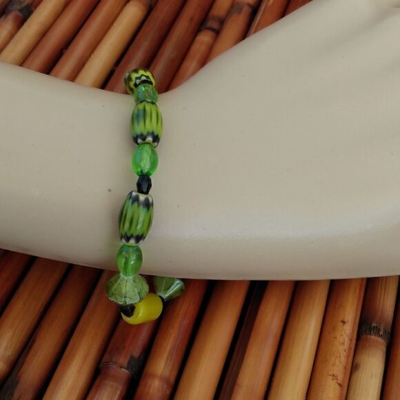 HANDMADE Vibrant Green/Black/Yellow Glass Beaded Bracelet Stretchable - Picture 4 of 12